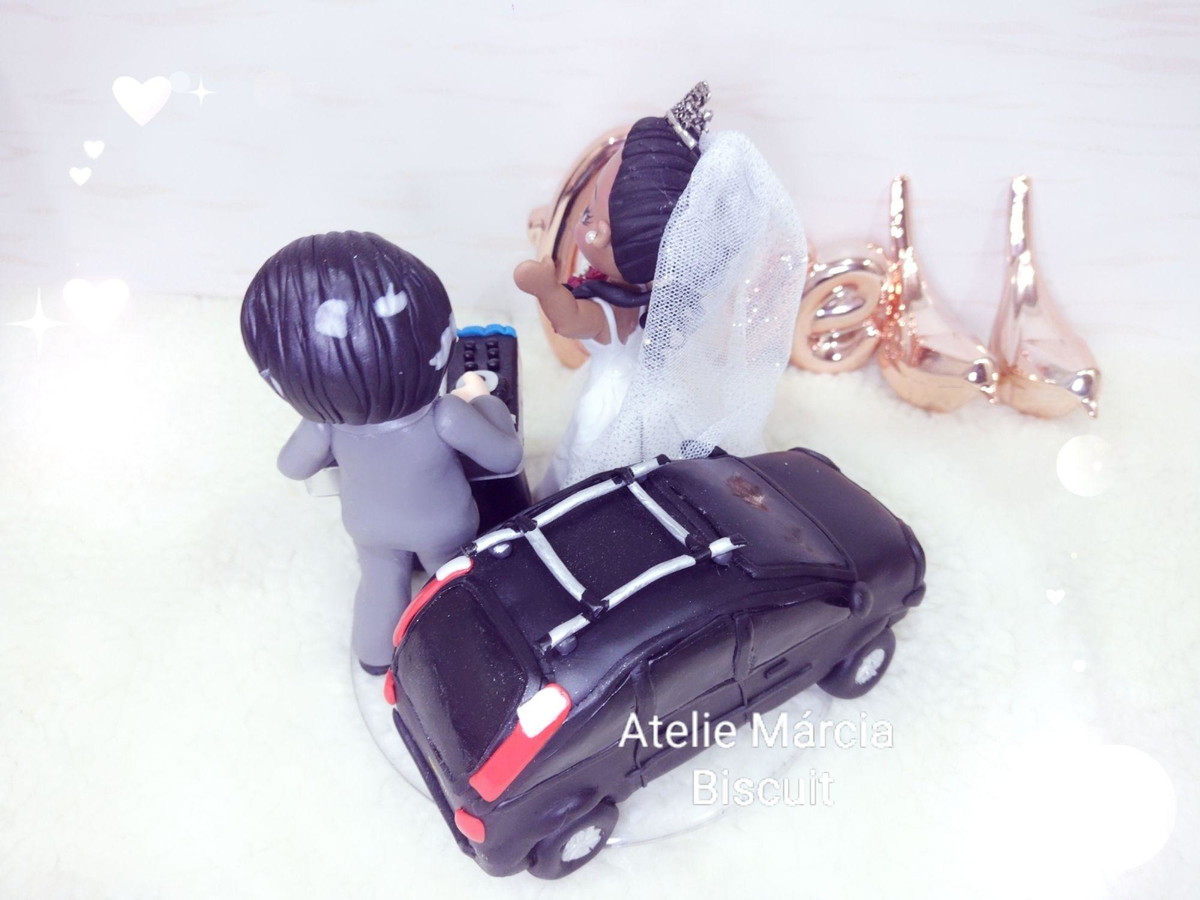 Topo de bolo casal de noivos com carro. - Imagem 4