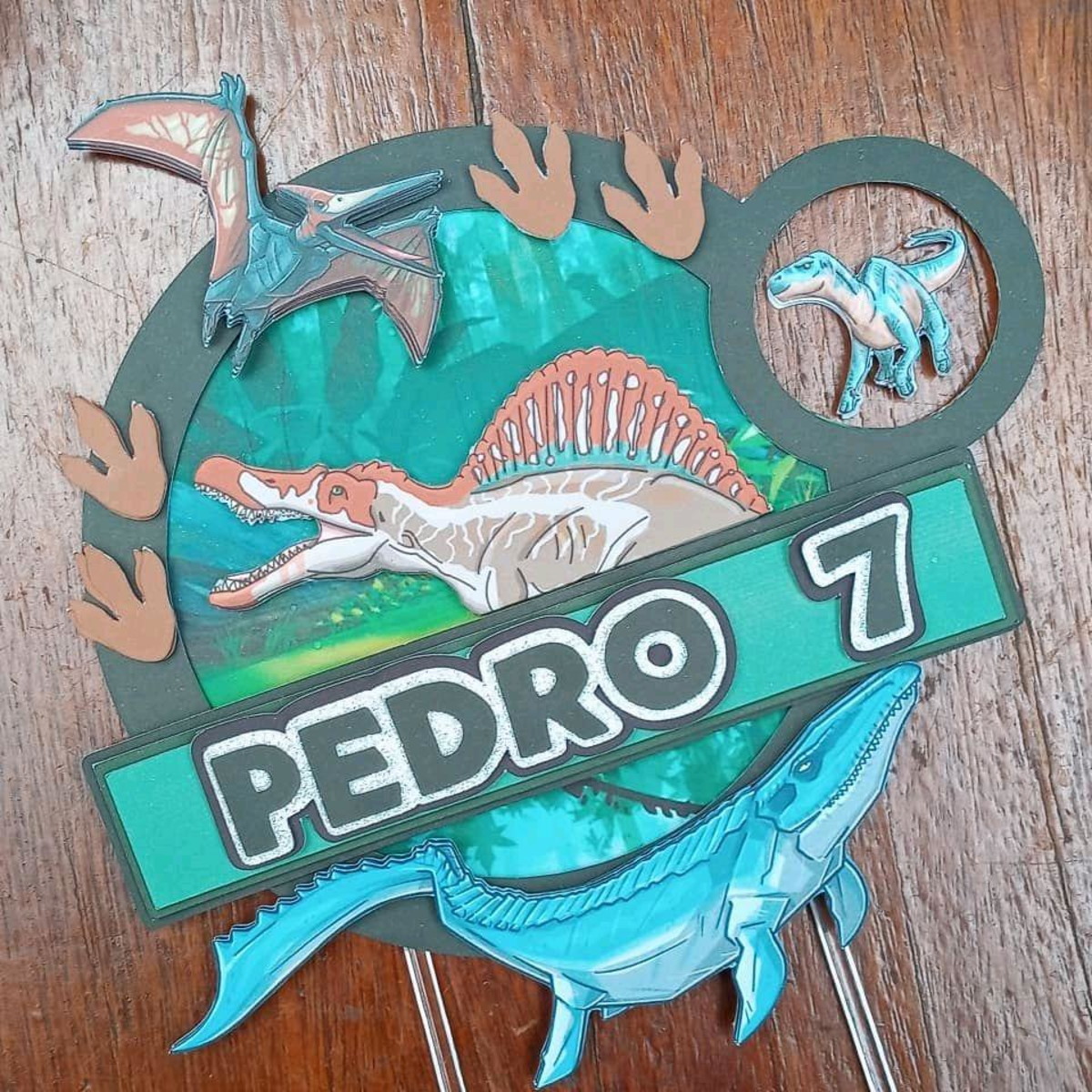 Topo de Bolo Dinossauros Giratório em Camadas - Imagem 4