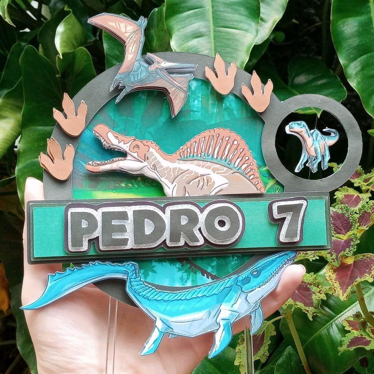Topo de Bolo Dinossauros Giratório em Camadas