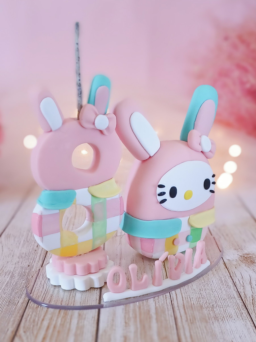 Topo de Bolo Squishmallow Hello Kitty Biscuit - Imagem 4