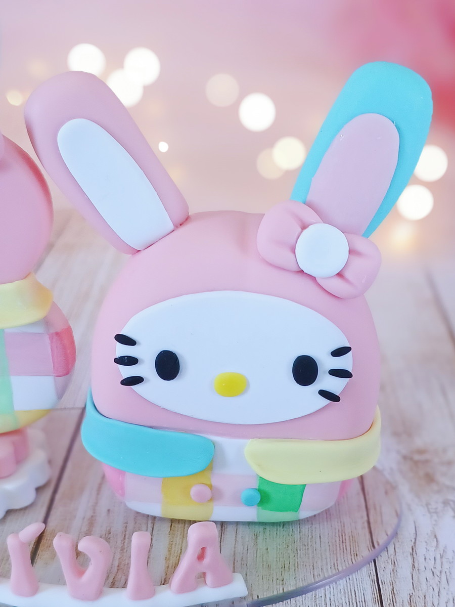 Topo de Bolo Squishmallow Hello Kitty Biscuit - Imagem 5