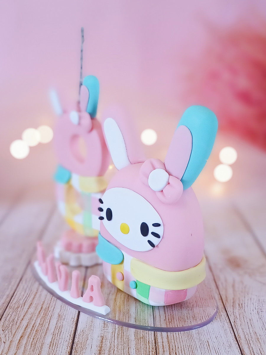 Topo de Bolo Squishmallow Hello Kitty Biscuit - Imagem 2