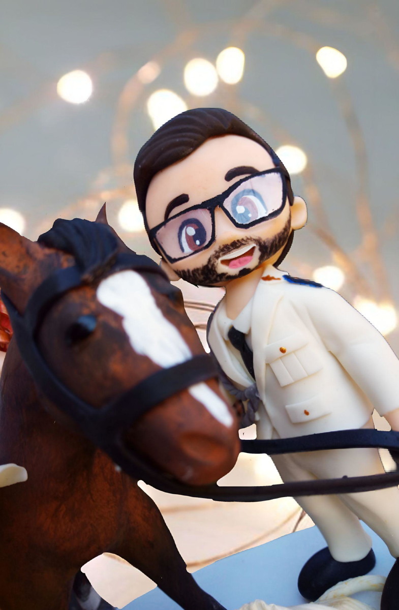 Topo de Bolo Casamento Noivinhos no Cavalo Biscuit - Imagem 3