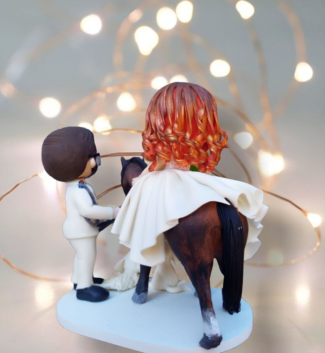 Topo de Bolo Casamento Noivinhos no Cavalo Biscuit - Imagem 4